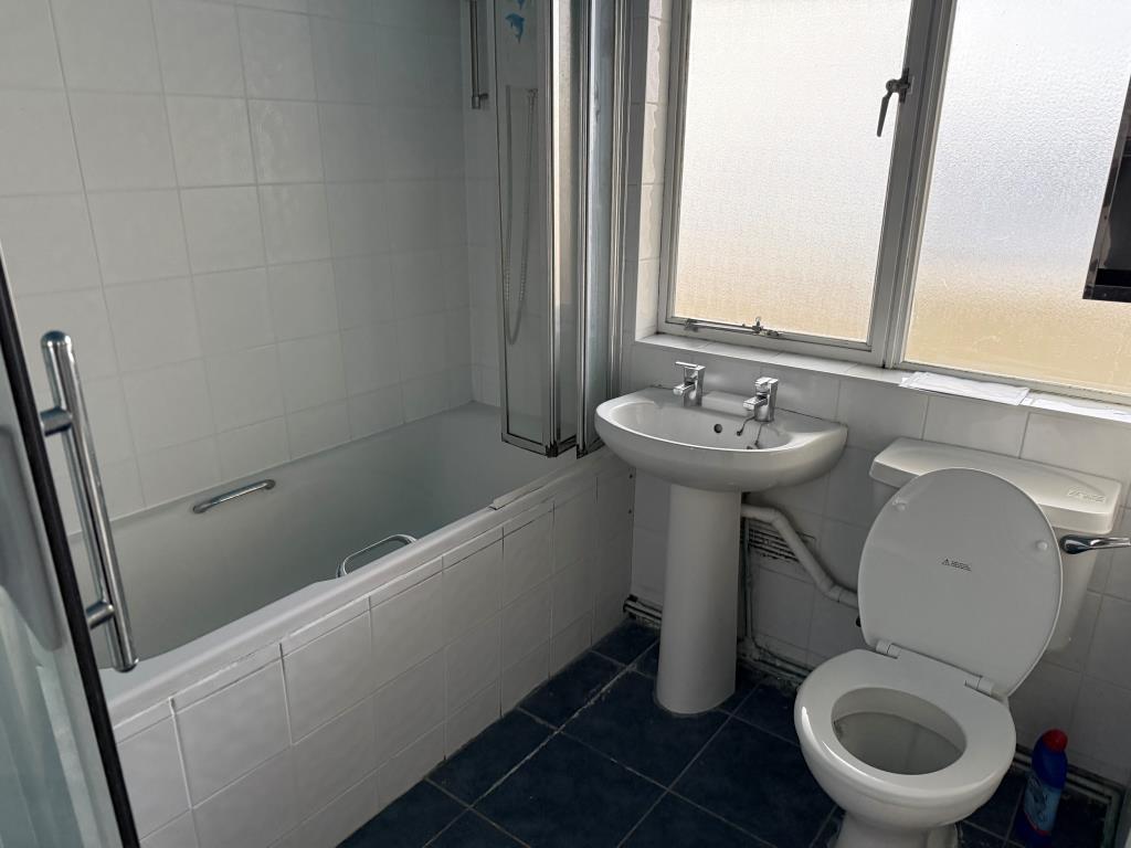 Lot: 87 - BALCONY FLAT IN NEED OF UPDATING - Bathroom with white suite and window